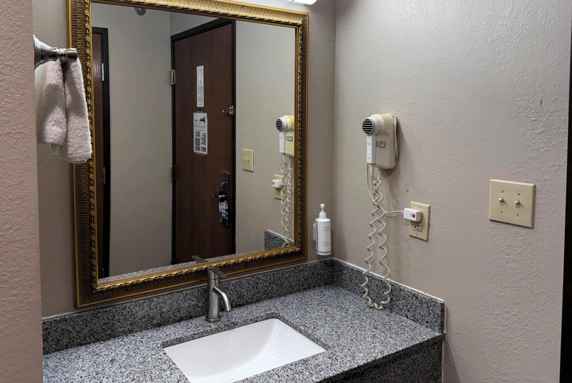 Super 8 By Wyndham Frankfort In Bagian luar foto